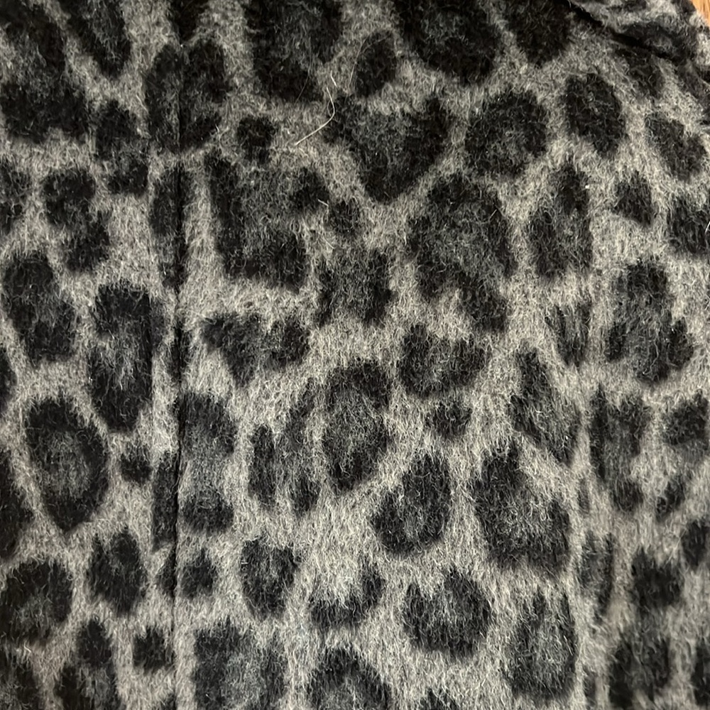 Grey leopard coat. - Picture 4 of 4